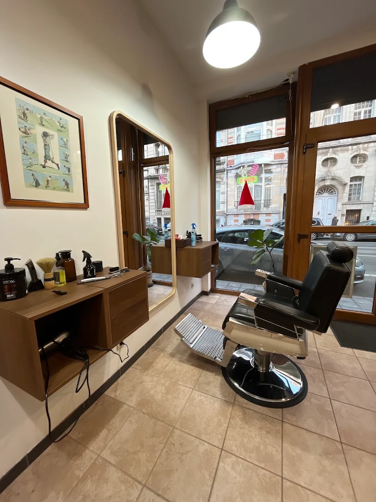 Station barbier avec miroir et produits de coiffure